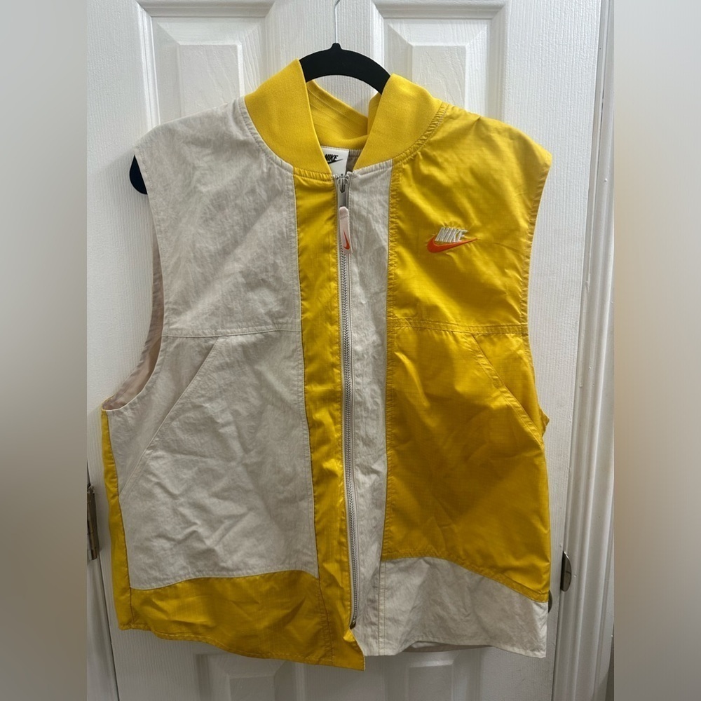 Woman nike jacket size M FN0649-104